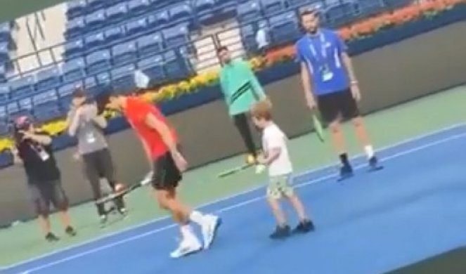 (VIDEO) OVAKO SE POSTAJE PRAVI ŠAMPION! Nole se igrao tenisa sa Stefanom i ostalom decom! Stvarno je legenda!