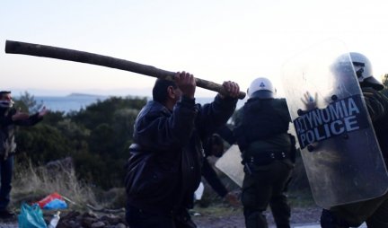(FOTO/VIDEO) POBUNA U GRČKOJ! Haos na ostrvima, sukob policije i demonstranata zbog izgradnje CENTRA ZA MIGRANTE!
