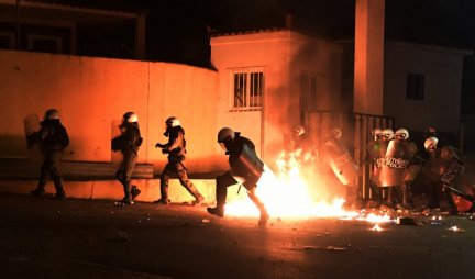 (FOTO/VIDEO) HAOS U GRČKOJ! Incidenti se nastavljaju, LOKALCI U SUKOBU SA POLICIJOM ZBOG MIGRANATA!