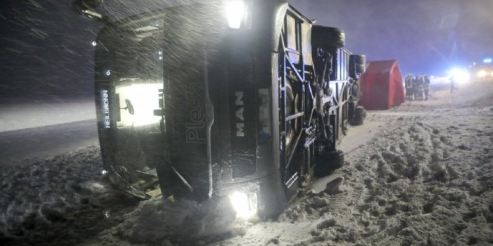 IMA MRTVIH! VETAR ODUVAO AUTOBUS sa putnicima iz Hrvatske u Nemačkoj