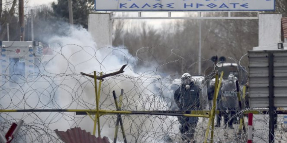 (FOTO/VIDEO) SUKOBI NA GRČKOJ GRANICI! Migranti zasuli policiju kamenicama, ispaljen suzavac!