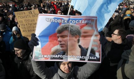(FOTO/VIDEO) MARŠ U CENTRU MOSKVE! Protest u znak sećanja na ubijenog Borisa Nemcova!