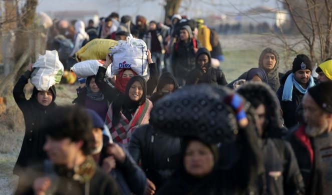 HAOS NA GRANCI TURSKE I GRČKE! Na stotine migranata pokušava da se prebaci ka Evropi