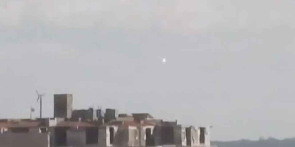 TURSKA VOJSKA OBORILA DVA SIRIJSKA AVIONA! Snimljeni piloti koji su se katapultirali, pakleno u Idlibu (VIDEO)