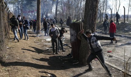 (FOTO) SITUACIJA SVE NAPETIJA! Migranti bacali kamenje na  grčku policiju, ONI ODGOVORILI SUZAVCEM!