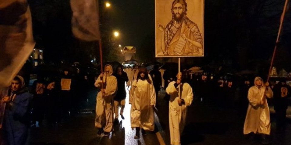 (FOTO GALERIJA) U JEDNOJ RUCI KIŠOBRAN, U DRUGOJ IKONA PA U LITIJU! Prkos, ponos i odlučnost! OVAKO SE BRANE SVETINJE!