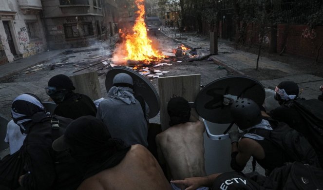 (FOTO) SUKOBI U ČILEU! Policija i demonstranti u klinču, UHAPŠENO VIŠE STOTINA LJUDI!