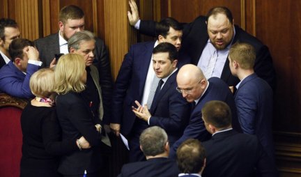 UKRAJINA DOBILA NOVU VLADU! Gončaruk podneo ostavku, promenjeno 10 ministara!