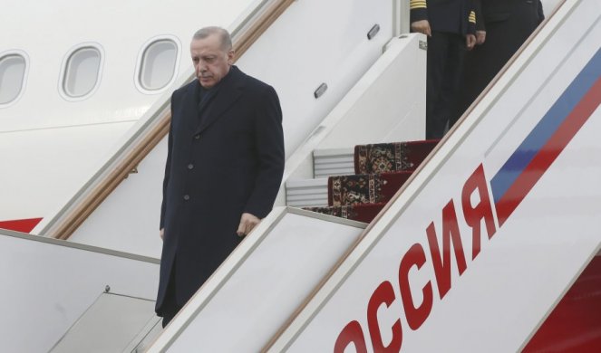 (VIDEO) ŠTA SE DEŠAVA S ERDOGANOM?! Turski lider jedva stajao na prijemu kod Putina, a onda se pojavio i snimak pred put u Brisel...