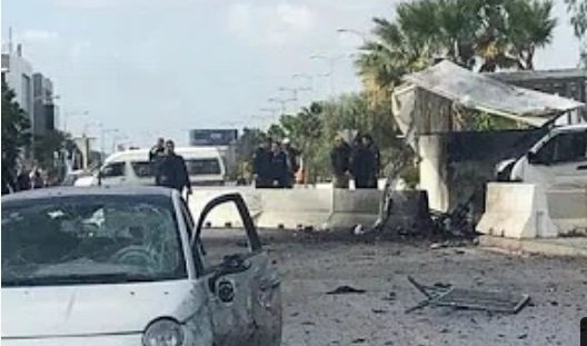 (VIDEO) POSLEDNJA VEST! NAPAD NA AMERIČKU AMBASADU U TUNISU! BOMBAŠ SAMOUBICA se dovezao na motoru, pa aktivirao pojas sa eksplozivom!
