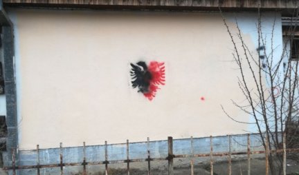 ŠIPTARSKI ORAO NA ZIDU SRPSKE ŠKOLE! Nova pretnja Srbima na Kosovu i Metohiji!