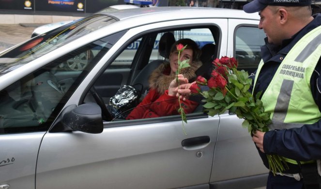 (VIDEO) UMESTO KAZNI DELILI RUŽE! Saobraćajci tokom redovne kontrole sugrađankama čestitali Dan žena!