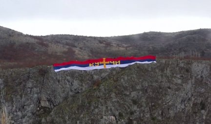 NEMA LITIJA, ALI KUČI RAZVILI TROBOJKU! Ni zabrane ne mogu da zaustave verni narod, zastava duga 60 metara na vrhu brda! (FOTO/VIDEO)