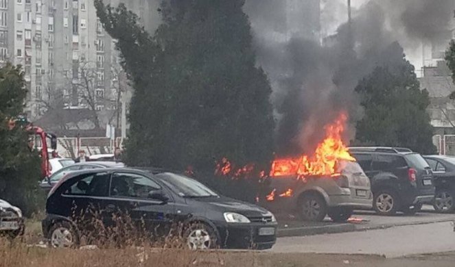 UŽAS U KRALJEVU! Nepoznati muškarac na auto-placu ZAPALIO VOZILA PA POBEGAO!