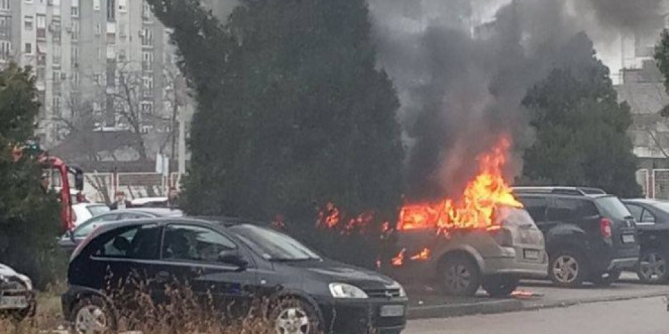 UŽAS U KRALJEVU! Nepoznati muškarac na auto-placu ZAPALIO VOZILA PA POBEGAO!