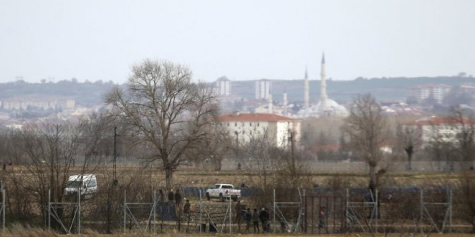 (VIDEO) TENZIJE SVE VEĆE! Grci objavili snimak, TVRDE DA TURSKA VOJSKA UKLANJA OGRADU SA GRANICE!