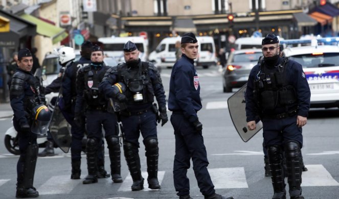 KRENUO NOŽEM NA POLICAJCE,  A ONDA SU GA USTRELILI! Drama u Parizu