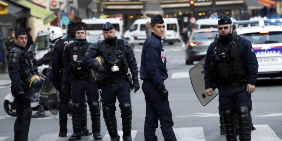 KRENUO NOŽEM NA POLICAJCE,  A ONDA SU GA USTRELILI! Drama u Parizu