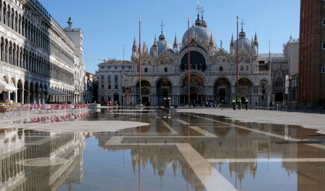 (FOTO) SABLASNI PRIZORI POPULARNIH DESTINACIJA U ITALIJI! Zbog epidemije koronovirusa, gradovi su potpuno prazni!