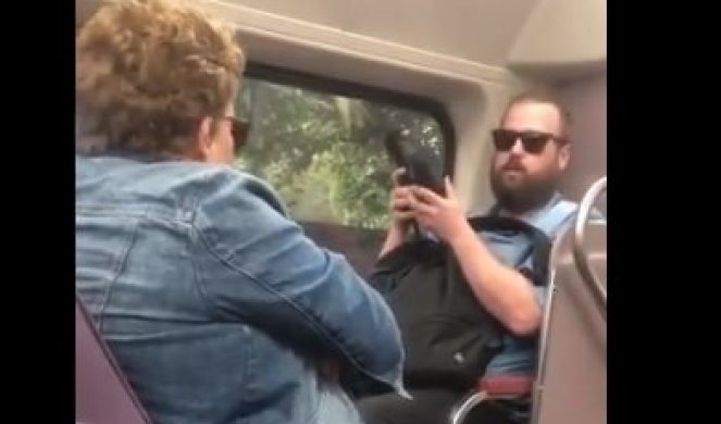(VIDEO) SVAĐA U VOZU ZBOG KORONE! Žena se samo nakašljala, a onda je muškarac skinuo naočare i slušalice...