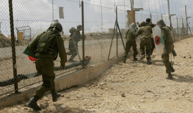 ZALETELI SE KOLIMA I PRIPUCALI NA VOJSKU! Napadnuti izraelski vojnici!