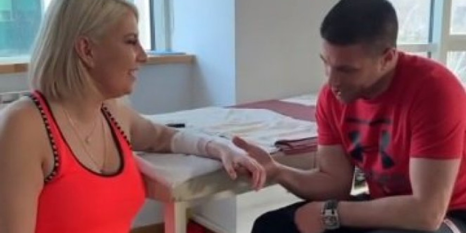 NJENOJ SREĆI NEMA KRAJA, BRAVO DEA! Voditeljka je posle duge borbe uspela ovo da uradi s rukom! (VIDEO)