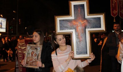 (FOTO/VIDEO) HRABRE I PONOSNE! Milena i Emilija privukle veliku pažnju na litiji u Podgorici!