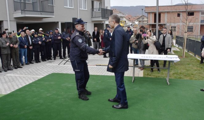 URUČENI KLJUČEVI ZA 39 STANOVA PRIPADNICIMA SNAGA BEZBEDNOSTI! Stefanović poručio: Tako Srbija brine o ljudima! (FOTO/VIDEO)