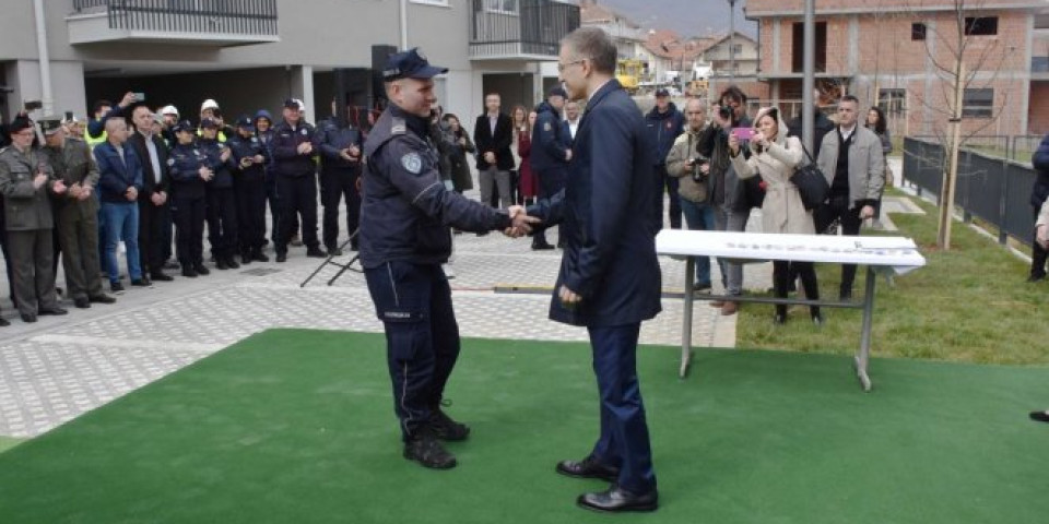 URUČENI KLJUČEVI ZA 39 STANOVA PRIPADNICIMA SNAGA BEZBEDNOSTI! Stefanović poručio: Tako Srbija brine o ljudima! (FOTO/VIDEO)