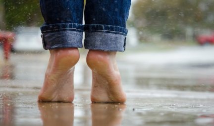 OTKRIVEN NOVI SIMPTOM KORONE - Pogledajte u svoja stopala i ako vidite OVU PROMENU, ZOVITE LEKARA