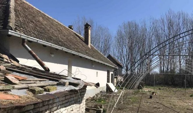 (FOTO) KUĆA STRAVE U KOJOJ JE MUŠKARAC ZLOSTAVLJAO DEČAKA (6) Skinuo trenerku i iživljavao se nad njim, a kada je video policiju učinio je GROZNU STVAR