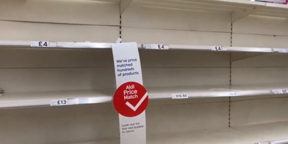 (VIDEO) BRITANCI TOTALNO POLUDELI U STRAHU OD KORONE! Očerupali supermarket kao da će TREĆI SVETSKI RAT! ŠOKANTNE SCENE IZ LONDONA!
