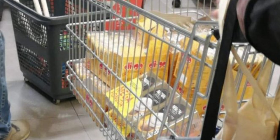 (FOTO) ŽENO, KAKO TE NIJE SRAMOTA?! Hrvati besni na Zagrepčanku koja je kupila 6.000 kesica kvasca!