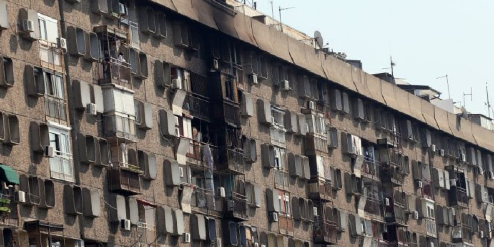 (FOTO) CIGARETA UBILA ŠESTORO LJUDI?! Požar izbio u stanu u kom je živeo nepokretan čovek sa majkom, OVO JE NAJVEROVATNIJI UZROK TRAGEDIJE!