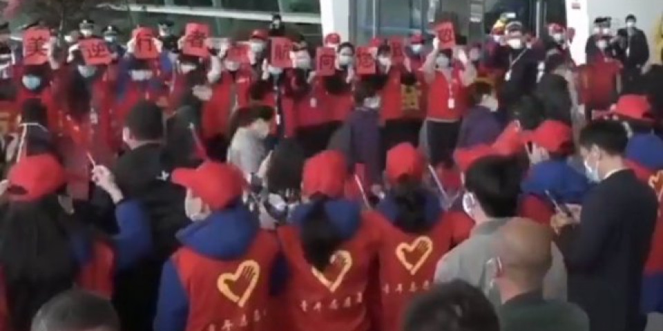 KINA JE POBEDILA, MOŽEMO I MI! Nakon mukotrpne borbe protiv korone, kineski lekari ispraćeni kao heroji! (Video)