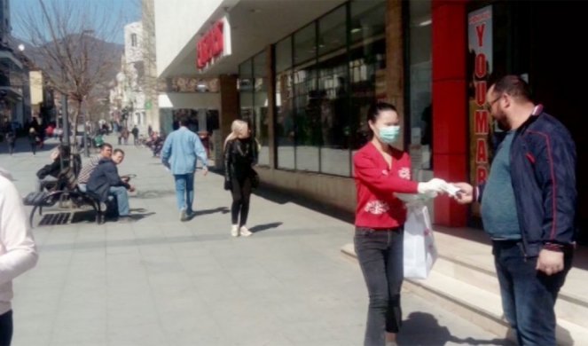 SVI ZA JEDNOG - JEDAN ZA SVE! Kineska robna kuća poklanja maske prolaznicima! (Video)