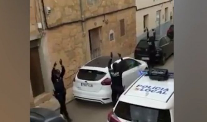 LJUDI VELIKOG SRCA! Španski policajci izašli na ulice sa gitarom! Sviraju i pevaju za sve u izolaciji! (Video)