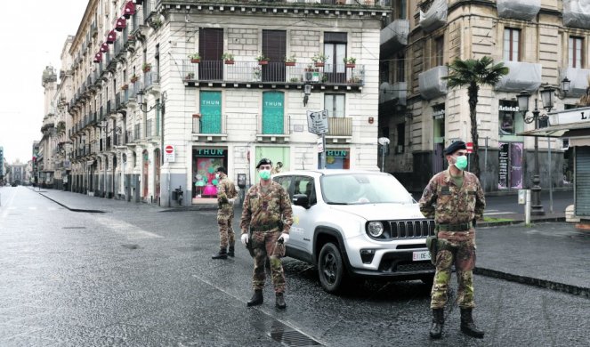 (FOTO) IZDALI IH PRIJATELJI! Italijani u besu masovno skidaju EU zastavu, nećete verovati čiju PODIŽU