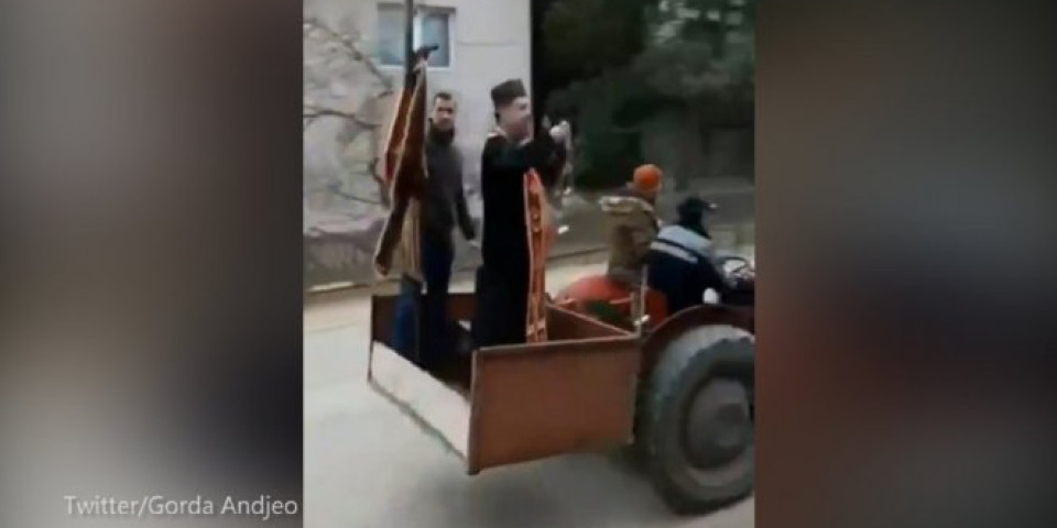 DUHOVNA BORBA PROTIV VIRUSA U SELU ZAKLOPAČA! Pop u traktoru sveti ulice (Video)