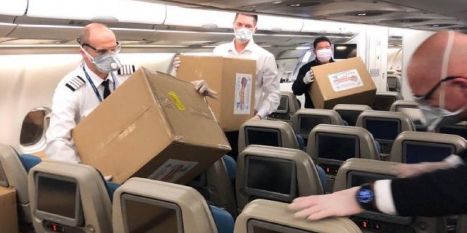 (FOTO) ONI SU NAŠI JUNACI! Pogledajte šta radi posada aviona koji dovozi humanitarnu pomoć iz Kine!