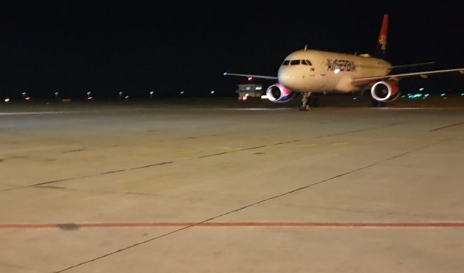 (FOTO/VIDEO) AVIONOM ER SRBIJE EVAKUISANO 140 PUTNIKA IZ DOHE! Putnici iz Srbije sleteli na aerodrom Nikola Tesla!