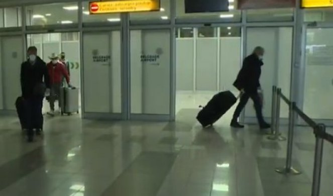 (VIDEO) BEZ KOMENTARA! Sleteo avion iz Turske: Žoc stigao u Srbiju, pa pobegao od novinara!