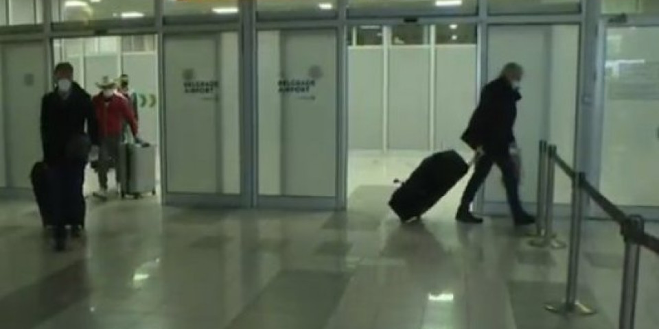(VIDEO) BEZ KOMENTARA! Sleteo avion iz Turske: Žoc stigao u Srbiju, pa pobegao od novinara!