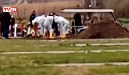 (VIDEO) ZBOGOM, BATO! SAHRANJENA PRVA ŽRTVA KORONAVIRUSA U SRBIJI! Sablasno prazno groblje, POGREBNICI U ZAŠTITNIM ODELIMA, rodbina nosila maske i rukavice!