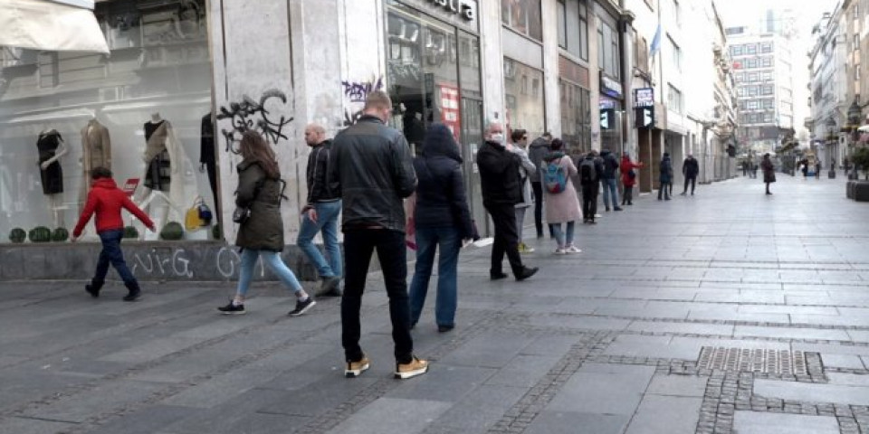 BEZ KOMENTARA - Redovi ispred banki i apoteka u Beogradu (Video)