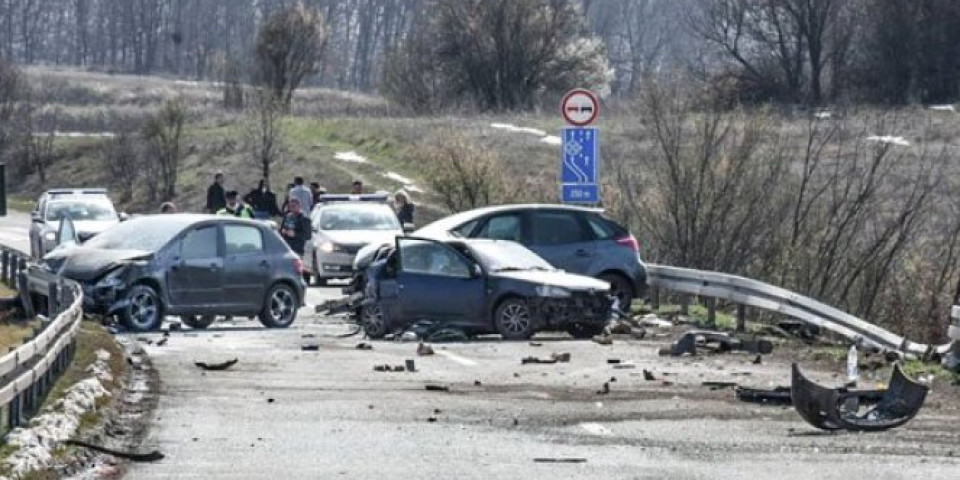 ŠOK DETALJI! TRKALI SE, SUSTIGLI AUTOMOBIL, A ONDA JE NASTRADALA BEBA! Uhapšeni mladići koji su izazvali stravičnu nesreću kod Zaječara!