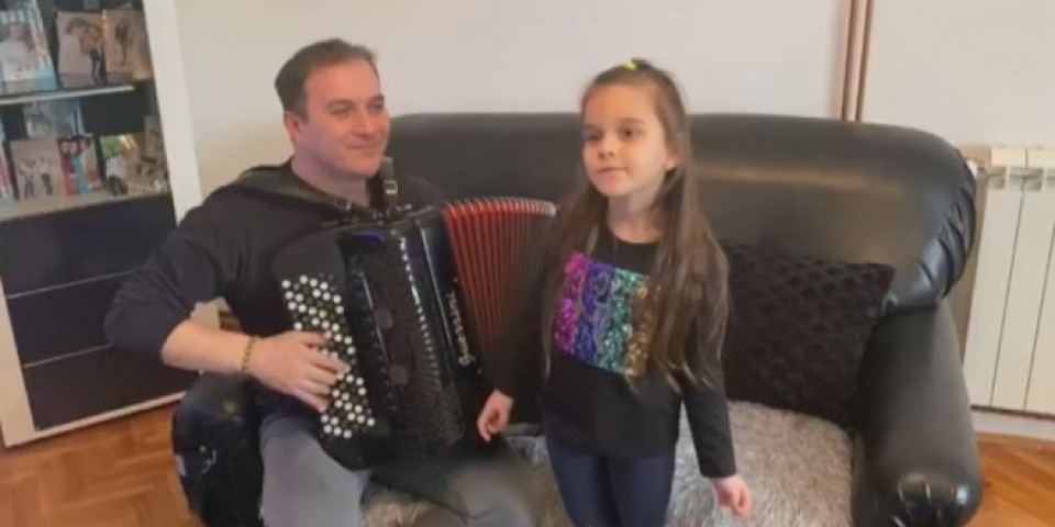 OVO JE NAJVESELIJA KUĆA ZA VREME IZOLACIJE! Malena Darija peva dok tata svira haromoniku (VIDEO)