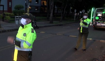 KOLUMBIJSKA POLICIJA PLEŠE ZA GRAĐANE U SAMOIZOLACIJI! Originalan način prekraćivanja vremena tokom pandemije (VIDEO)