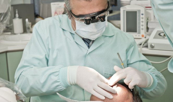 PLAŠITE SE ZUBARA? Tek ćete se uplašiti kada vidite ovog stručnjaka za vađenje zuba! (Video)