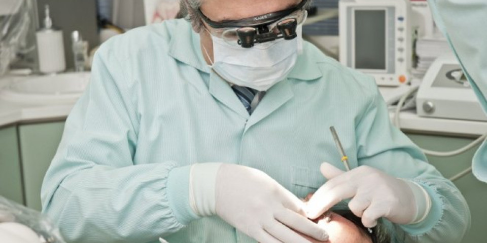 PLAŠITE SE ZUBARA? Tek ćete se uplašiti kada vidite ovog stručnjaka za vađenje zuba! (Video)